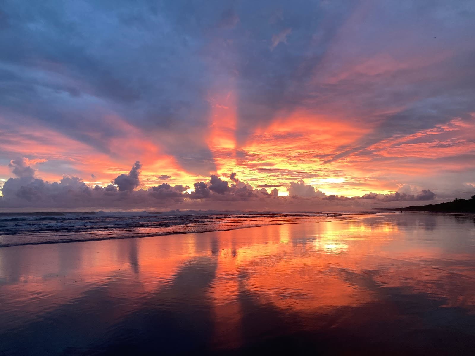 Sun rays over the Pacific at dusk